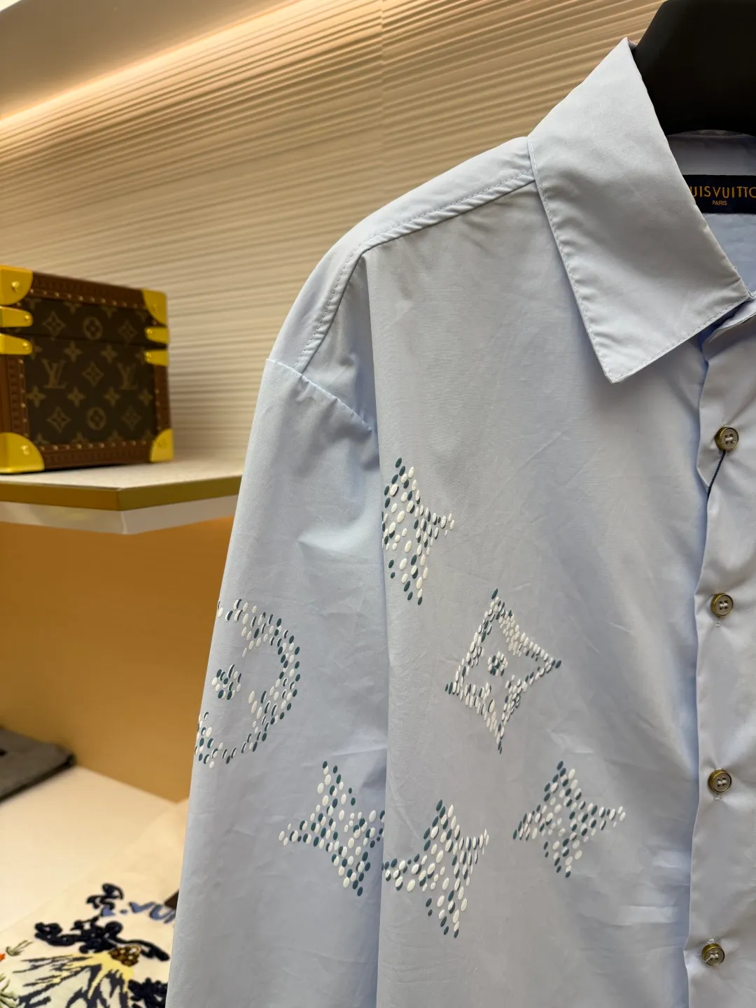 LOUIS VUITTON solid color lapel button-down long-sleeved shirt ●Original version: purchased and developed by 10530 ●Item number: 1681882-A55 ●Fabric: cotton fabric ●Technology: laser burning ●Color: blue ●Version: fitted version ●Weight: about 290 grams ●Size: S-M-L-XL ●Description: - The fabric is made of high-count combed cotton and has been pre-shrunk, making it soft to the touch and not easily deformed; the ready-made garments have been lightly distressed and washed to give them a natural and relaxed texture. The pattern part adopts hand-drilling technology: the small rhinestones are arranged according to the outline of LV's classic Monogram logo, and fixed one by one with invisible fishing lines. The diamond surface is densely arranged and highly flat, and has a delicate luster under the refraction of light. It is cut in a loose-shoulder silhouette, and the neckline is shaped with double-layer interlining. The placket is a single-row concealed placket design, the buttons are matte resin buttons of the same color, and the edges are hand-stitched. The cuffs are wide-sided and folded, and an invisible elastic band is added on the inside to maintain a drapey feel and prevent it from slipping off. The overall craftsmanship takes into account both sophistication and practical wearability. The overall wiring is straight and delicate, the fabric is comfortable and soft, and the color is consistent without color difference. It can be matched with the same style to create a fashionable look and control various occasions. Customized accessories, complete with three standards, same style for men and women!